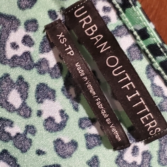 Urban Outfitters Heloise plunging peplum leopard print top. - Picture 6 of 8